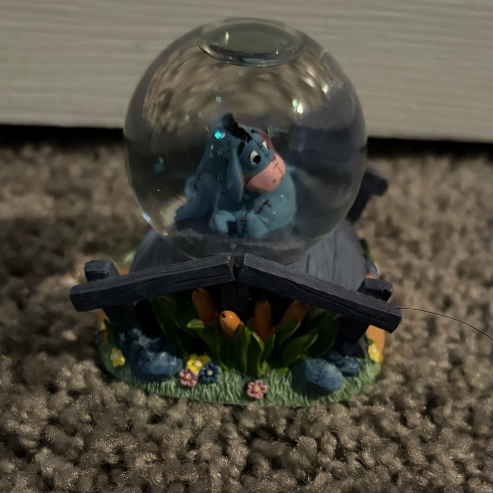Disney Winnie the Pooh eeyore snow globe